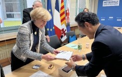アミエル副市長へお土産の鎌倉彫はんこを贈呈