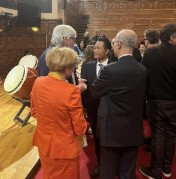 会場にて関係者との懇談