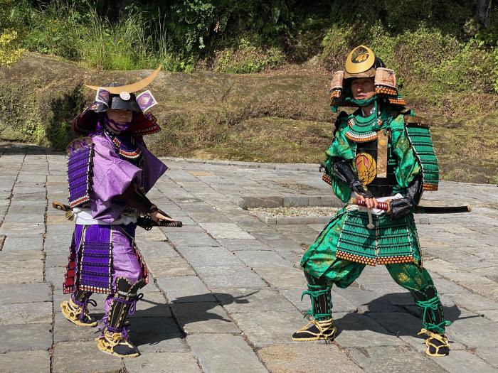 甲冑着装体験で鎌倉武士に